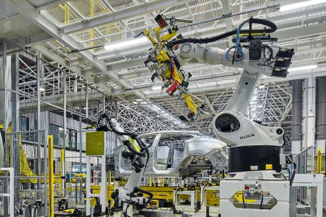 路特斯全球智能工厂在武汉经开区竣工 首辆纯电智能汽车成功下线
